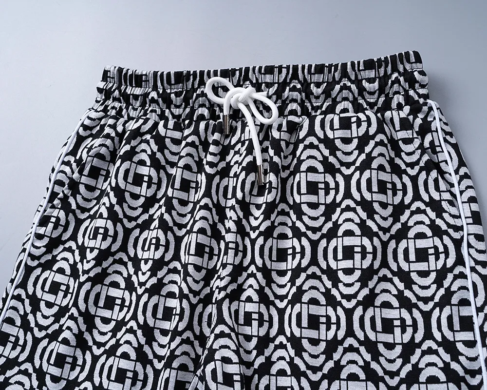 29100# New Arrival casual shorts from the official website for spring and summer 2026. The knitted jacquard fabric is handsome, the fabric is comfortable, the workmanship is rigorous, and the wiring is neat. Good upper body effect·Sizes M-3XL Black